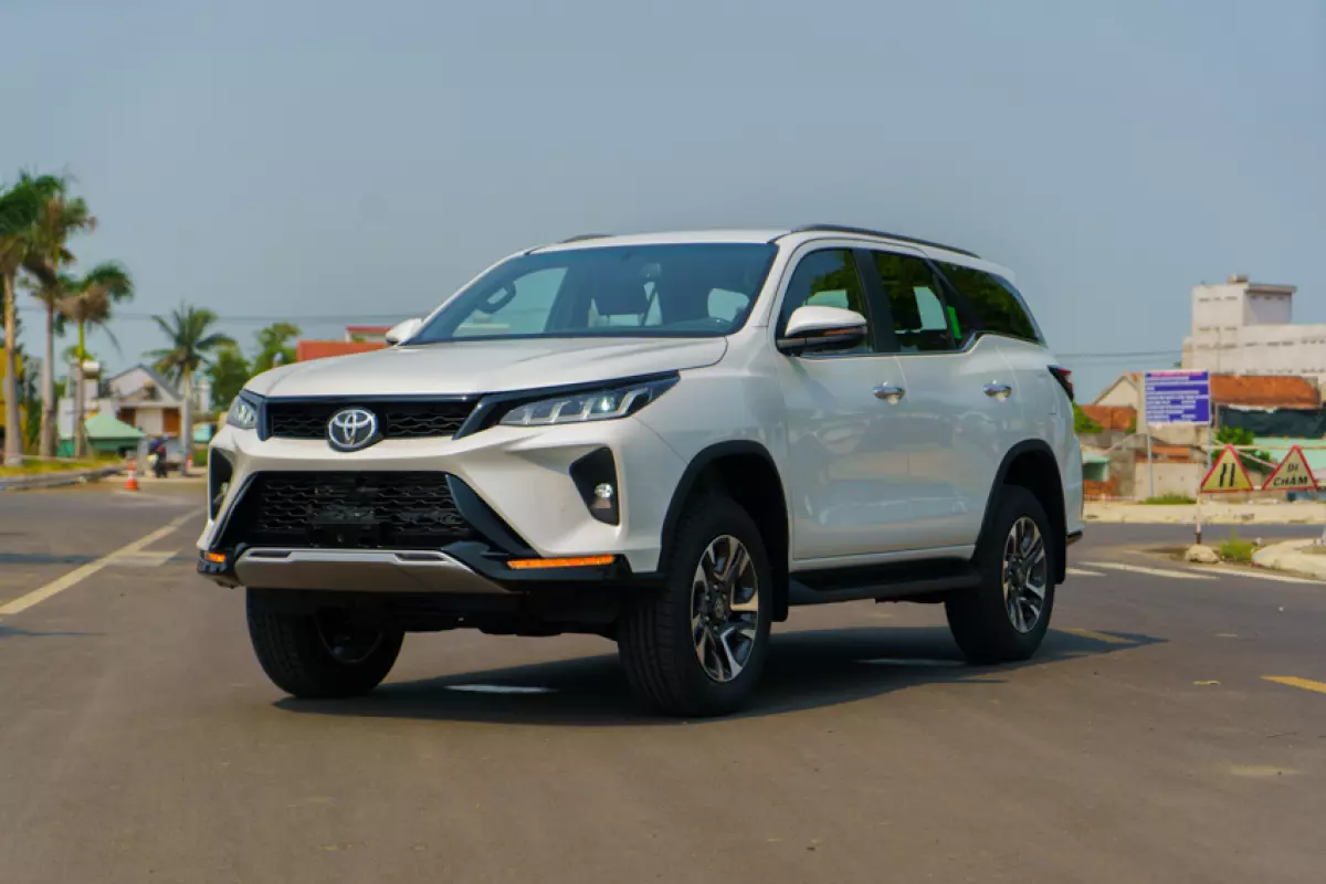 Đầu xe Toyota Fortuner Legender