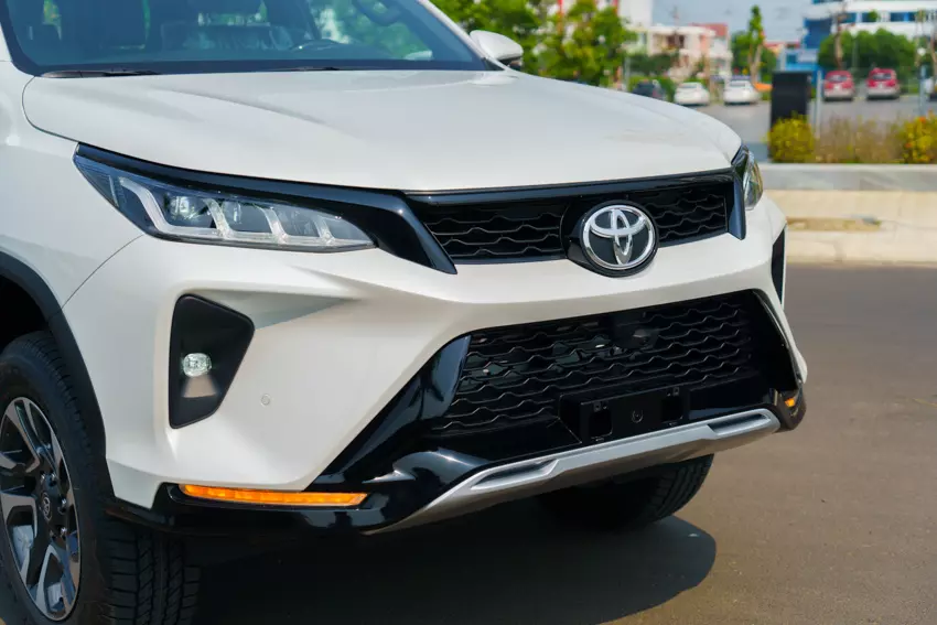 Cụm đèn trước Toyota Fortuner Legender