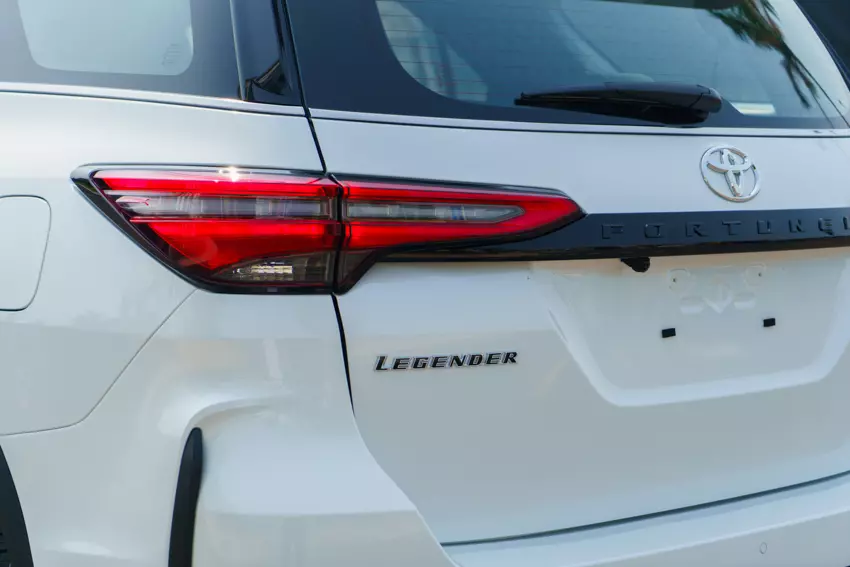 Cụm đèn sau Toyota Fortuner Legender