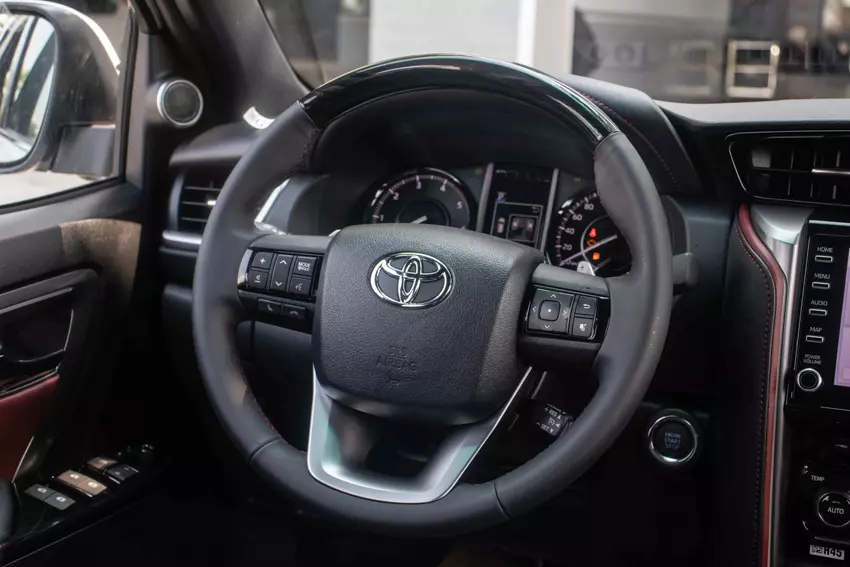 Vô lăng Toyota Fortuner Legender