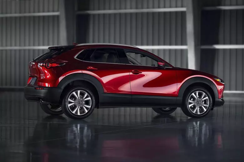 Thân xe Mazda CX-30 khỏe khoắn với nhiều đường gân chạy dọc