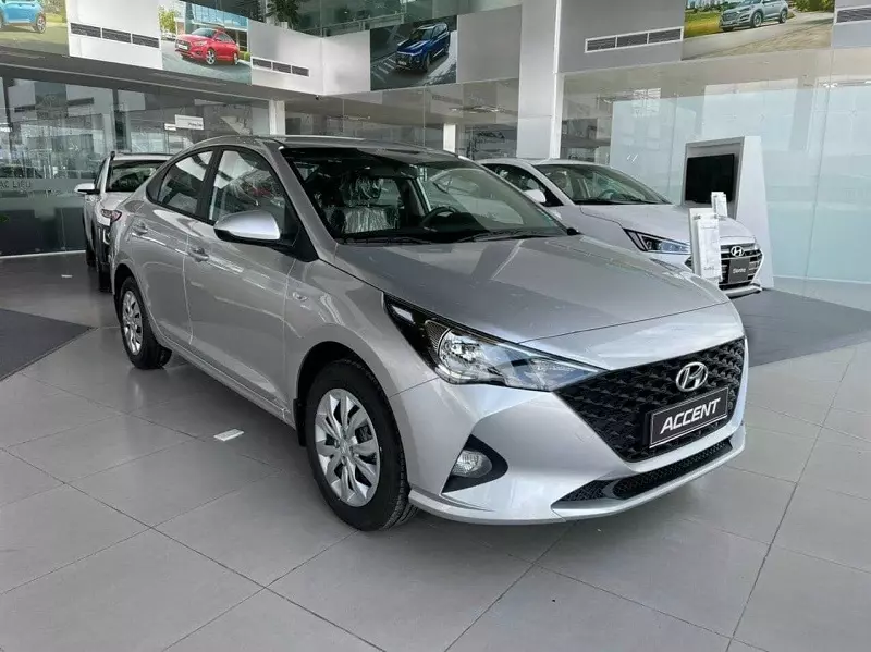 Hyundai Accent màu bạc