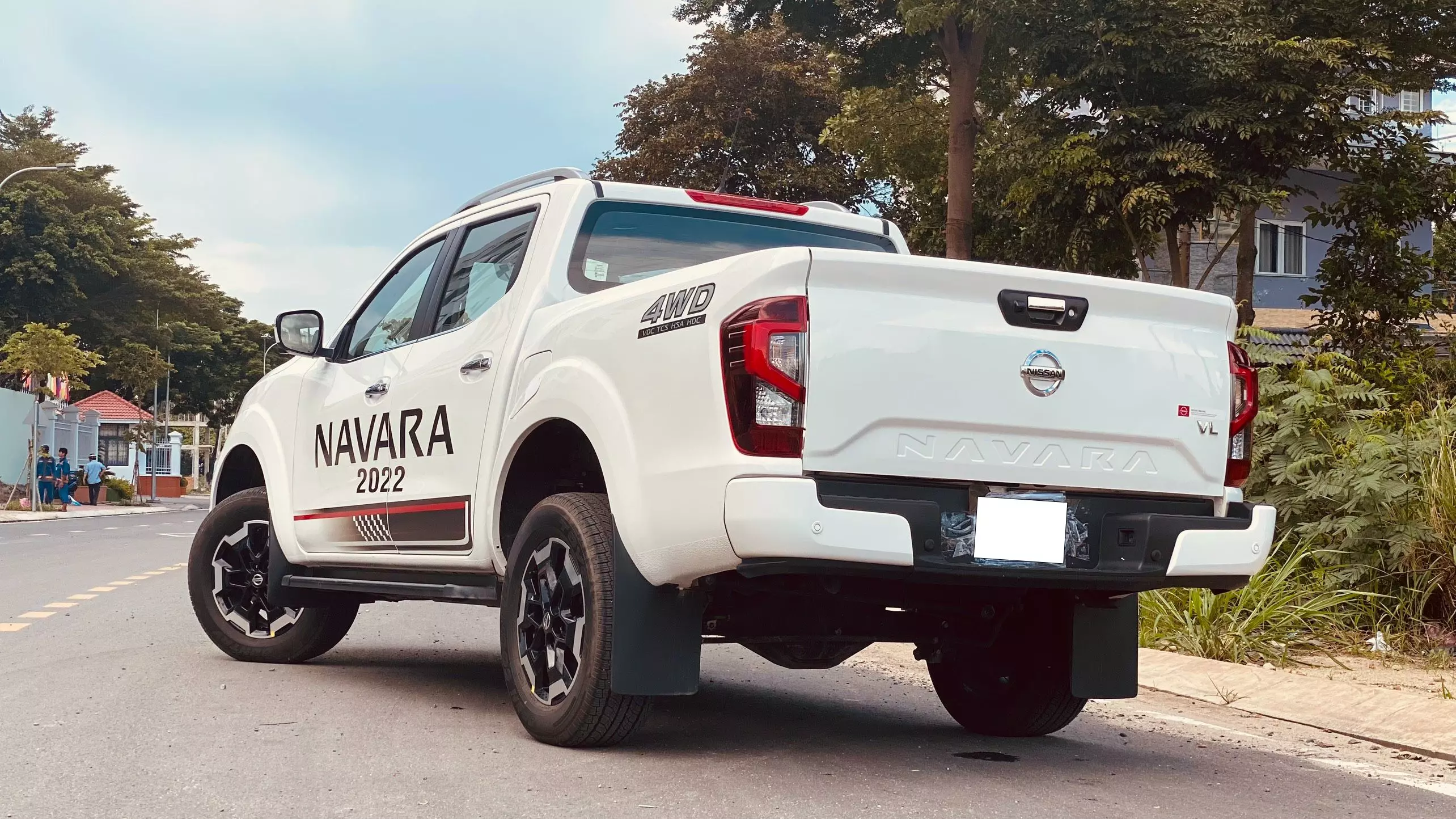 Ngoại hình Navara 2022 cuốn hút hơn nhờ bộ mâm 18 inch thiết kế mới trên phiên bản 4WD cao cấp