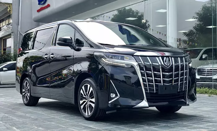 Toyota Alphard giá 4,24 tỷ đồng