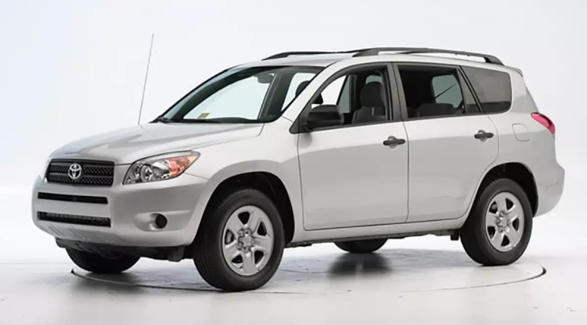 Toyota Rav4 2008 với vóc dáng lai giữa Sedan và SUV