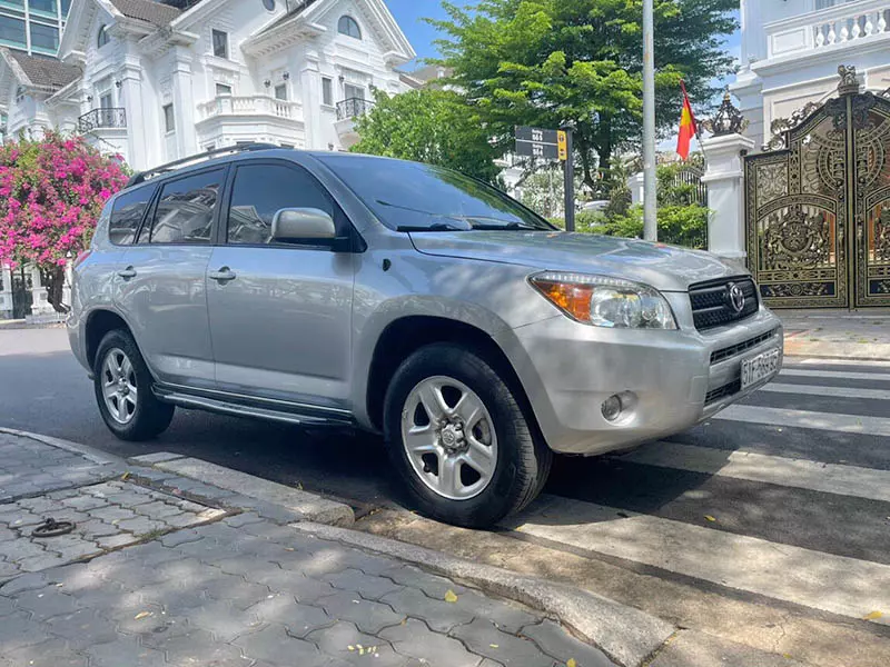 Toyota Rav4 từng khiến nhiều anh mơ ước, với vóc dáng cao ráo đáp ứng công việc và gia đình !