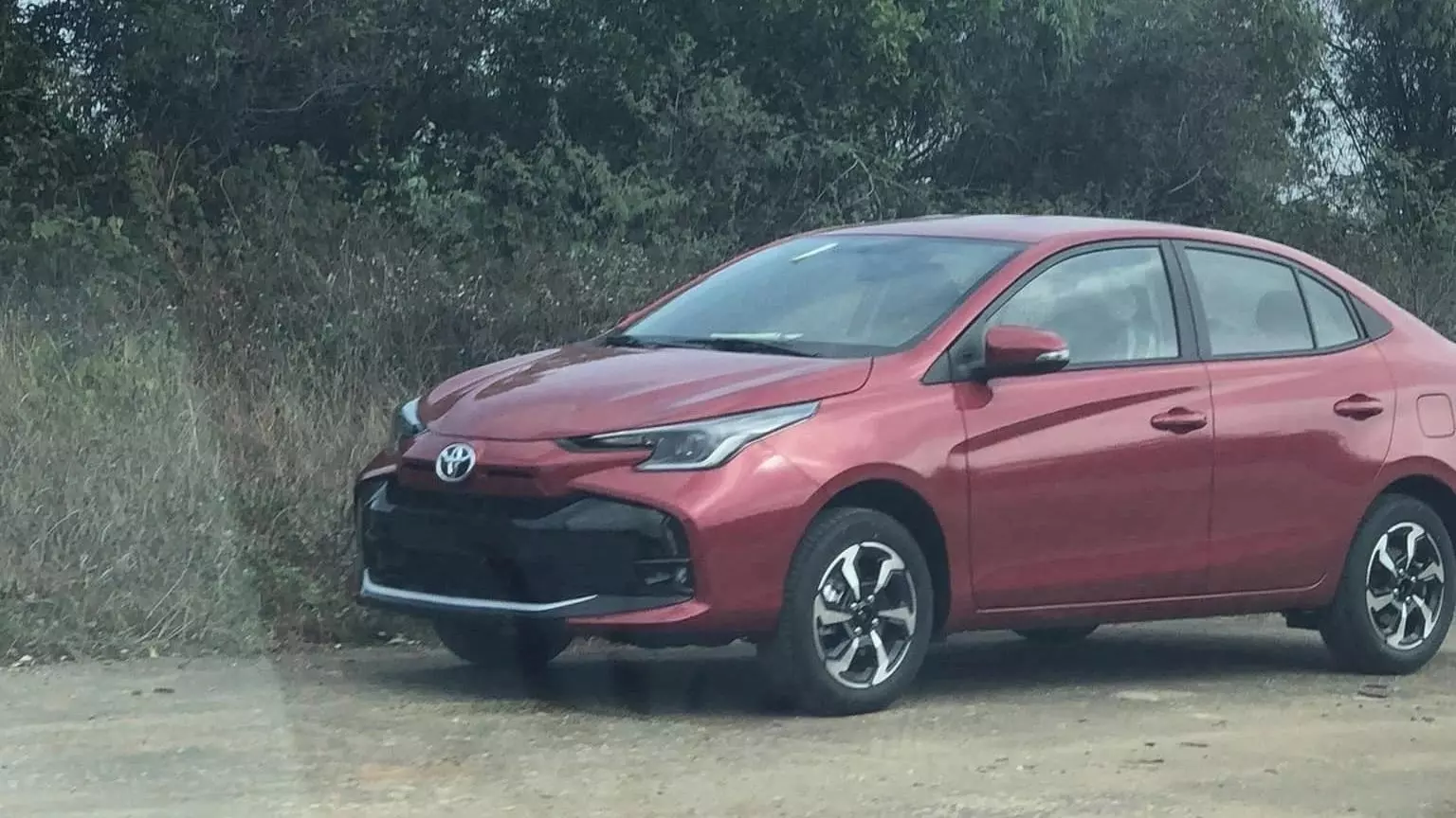 Thiết kế phần đuôi của Toyota Vios 2023 không có gì khác biệt với phiên bản hiện hành