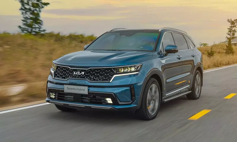 Kia Sorento có giá bán cao hơn so với Toyota Fortuner