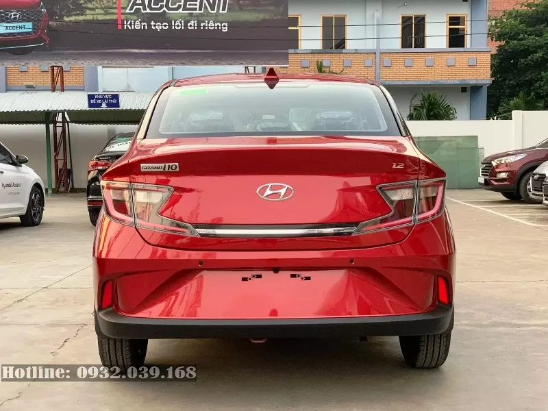 Hyundai i10 sedan đuôi dài khi nhìn ngang thân xe