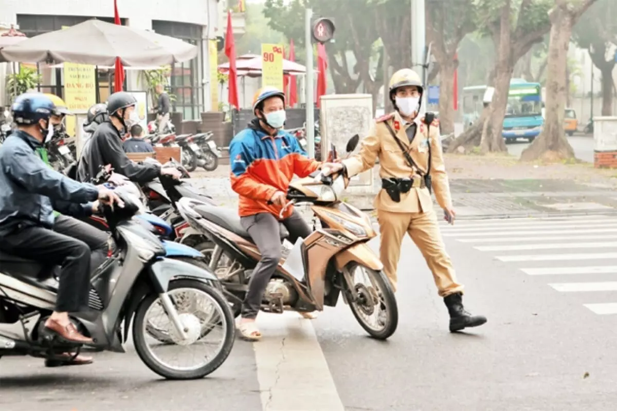 Tùy vào hành vi phạm lỗi vượt đèn vàng, người điều khiển phương tiện có thể bị phạt tiền hoặc bị giữ xe