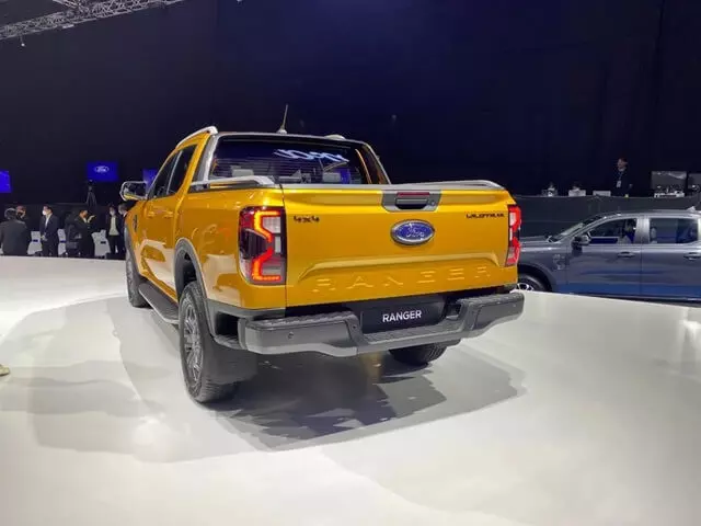 Khoang lái Ford Ranger 2024