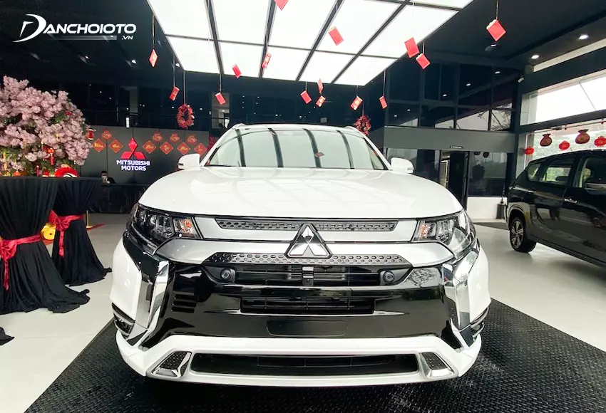 Mitsubishi Outlander 2024 vẫn thu hút mặt ca-lăng mạ chrome sáng bóng