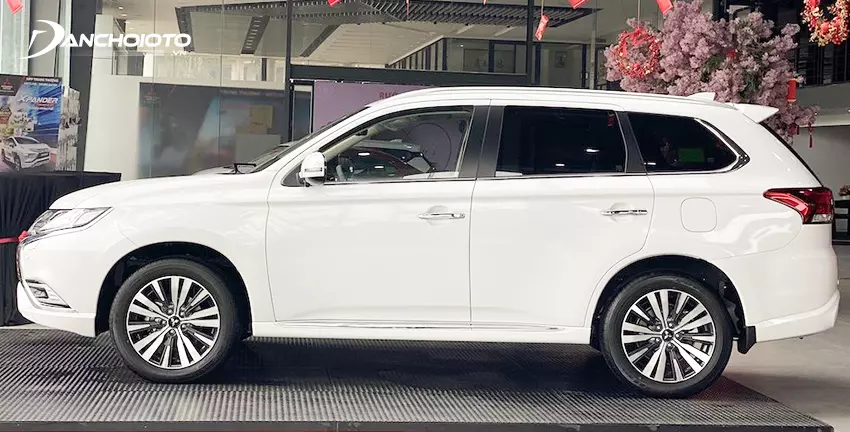 Thân xe Mitsubishi Outlander 2024 trông rất trường dáng và căng chắc