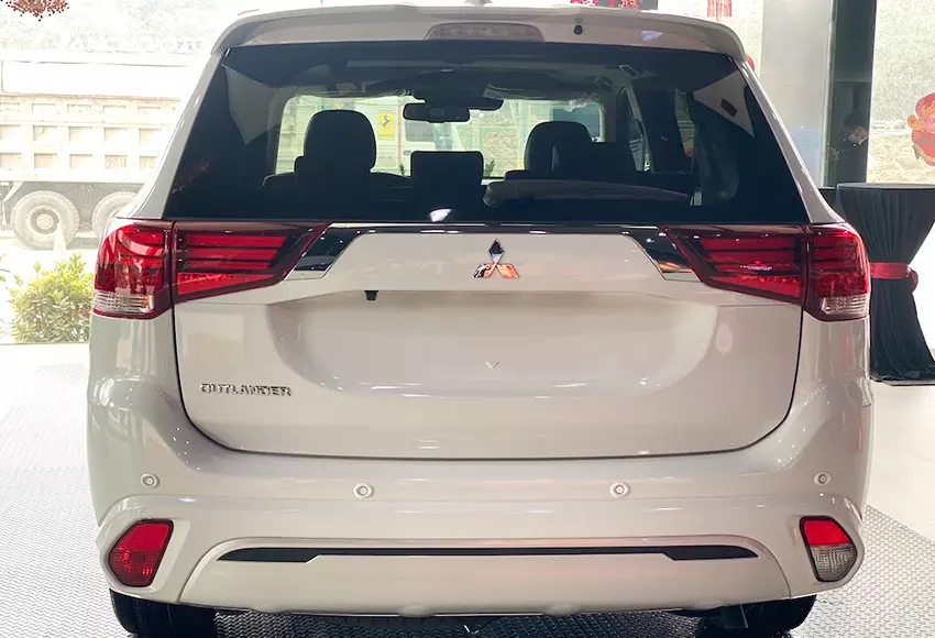 Đuôi xe Mitsubishi Outlander 2024 duy trì thiết kế đơn giản và đầy đặn