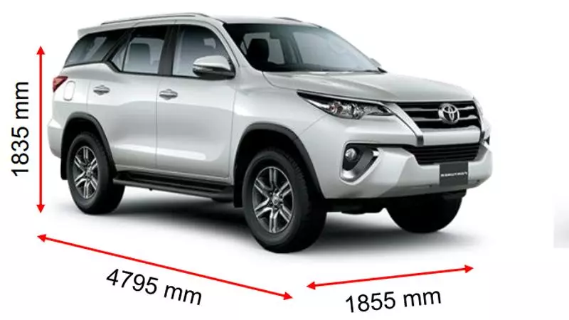 Chiều ngang xe 7 chỗ Toyota Fortuner luôn là một trong những dòng xe có nội thất rộng rãi.