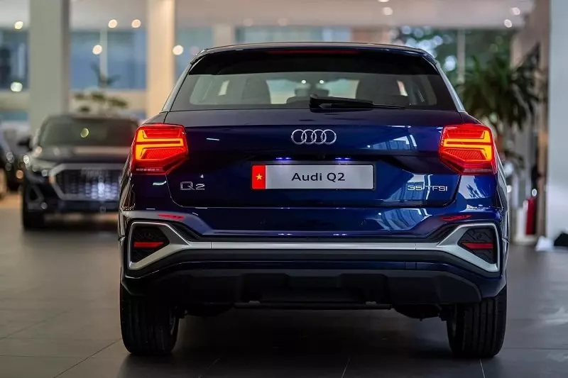 Audi Q2 2022 sở hữu cụm đèn hậu cấu trúc đa giác với dải LED chữ “T” ở phần đuôi xe