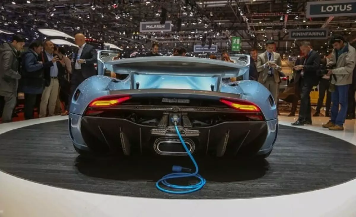 noi-that-xe-Koenigsegg-Regera