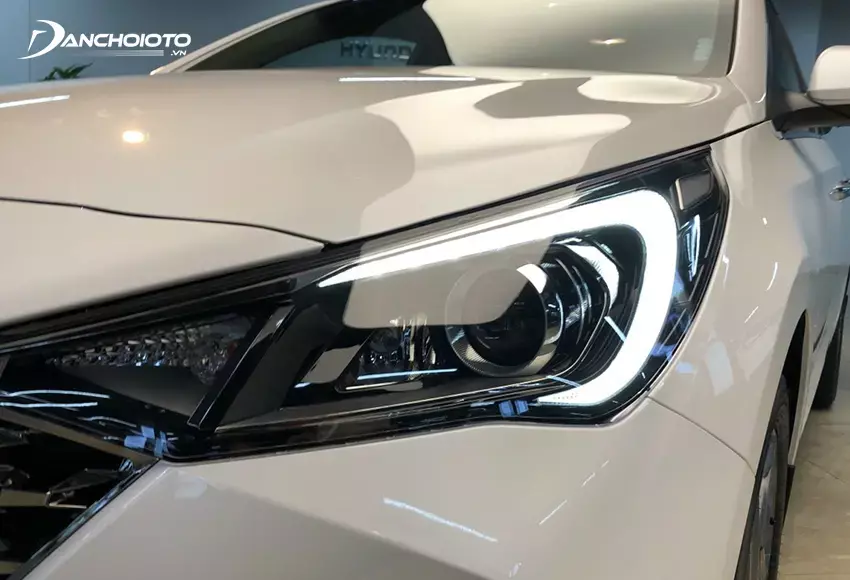 Cụm đèn trước của Hyundai Accent 2021 được chuốt lại sắc nét và góc cạnh hơn