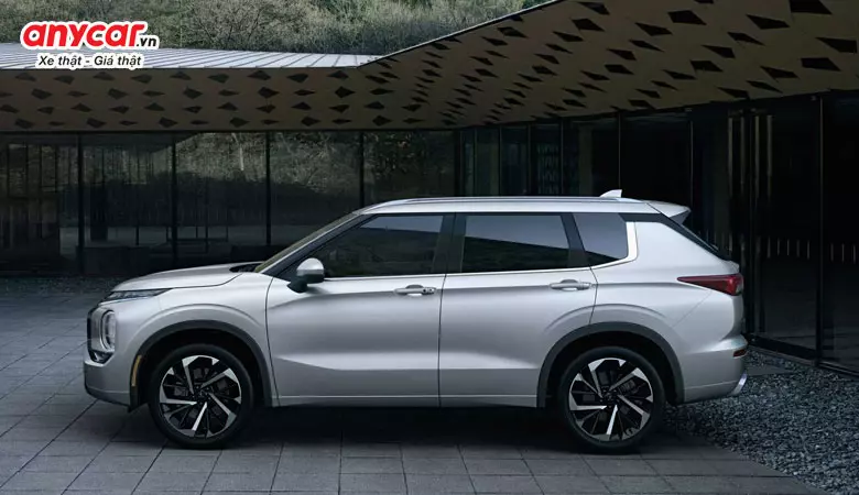 Thân xe Outlander 2023 cơ bắp và khỏe khoắn hơn rất nhiều so với thế hệ cũ