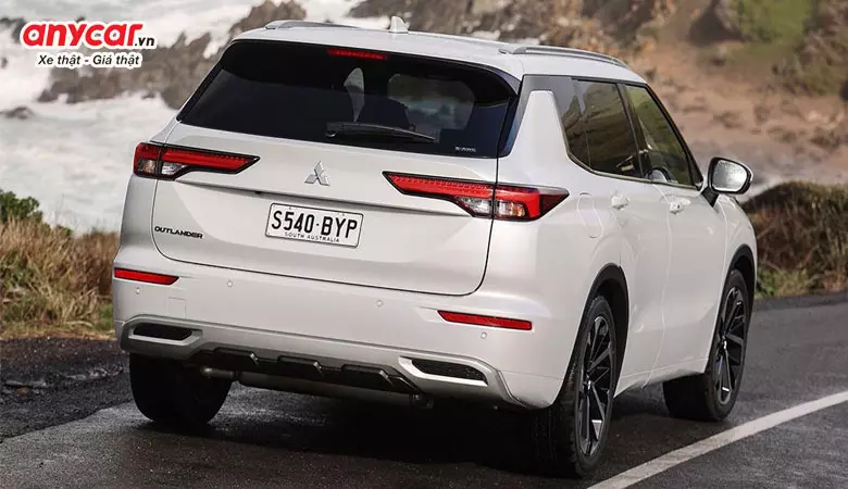 Đuôi xe Mitsubishi Outlander vẫn giữ được nét thanh lịch và sang trọng