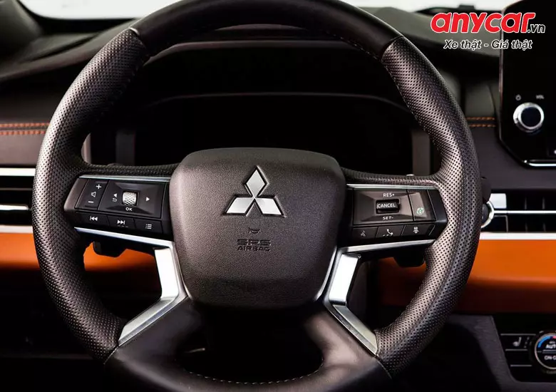 Vô lăng bọc da và tích hợp đầy đủ nút bấm trên Mitsubishi Outlander mới