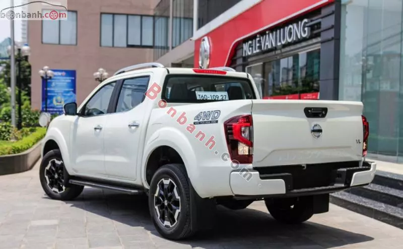 Phía sau xe Nissan Navara