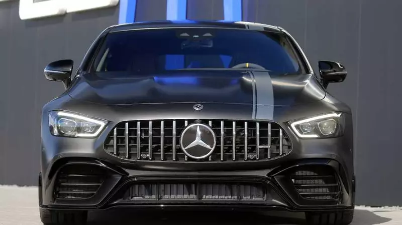 Phần đầu xe Mercedes AMG GT 63 S với logo ngôi sao ba cánh quen thuộc