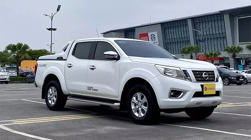 Ô tô 5 chỗ gầm cao Nissan Navara