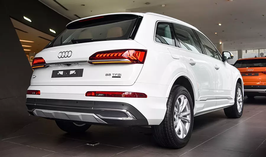 Phần thân sau xe Audi Q7 2021