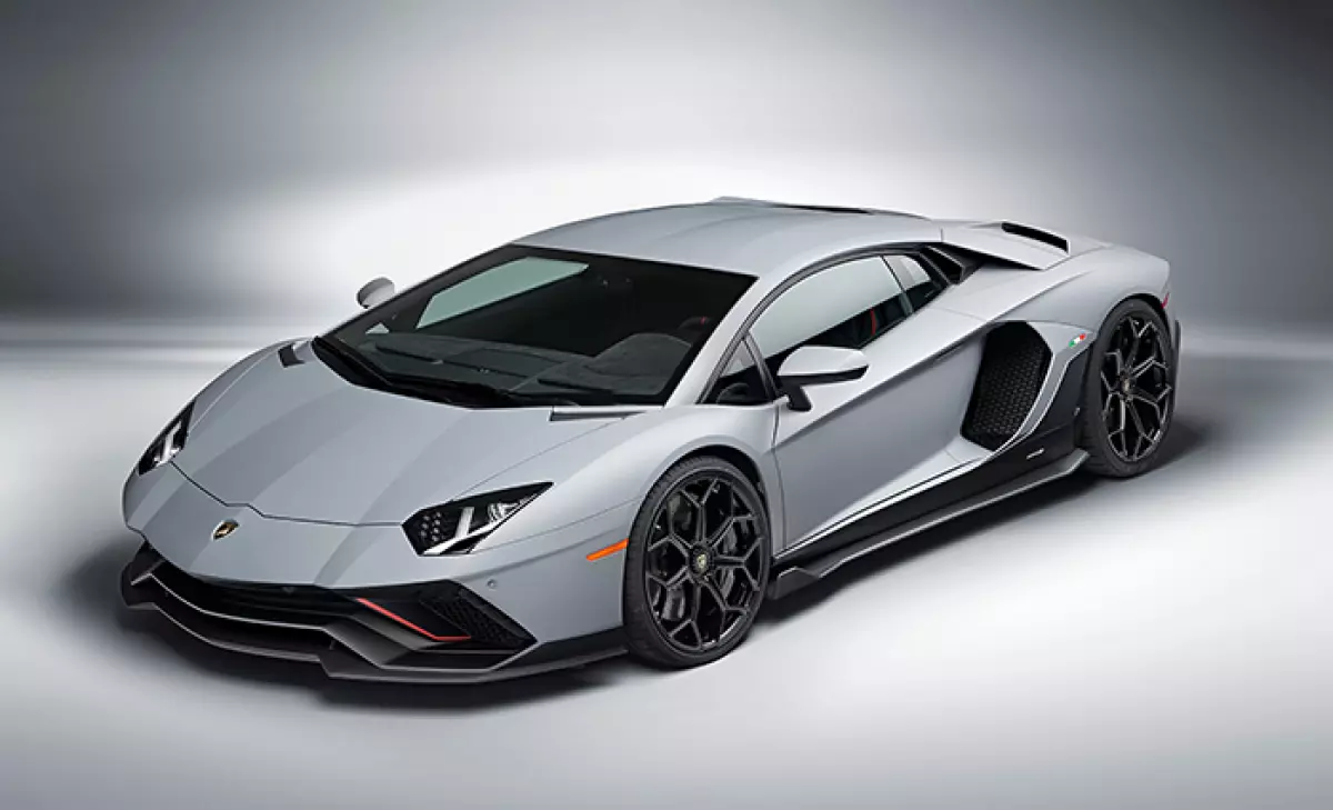 Lamborghini Aventador giá từ 7,3 tỷ đồng