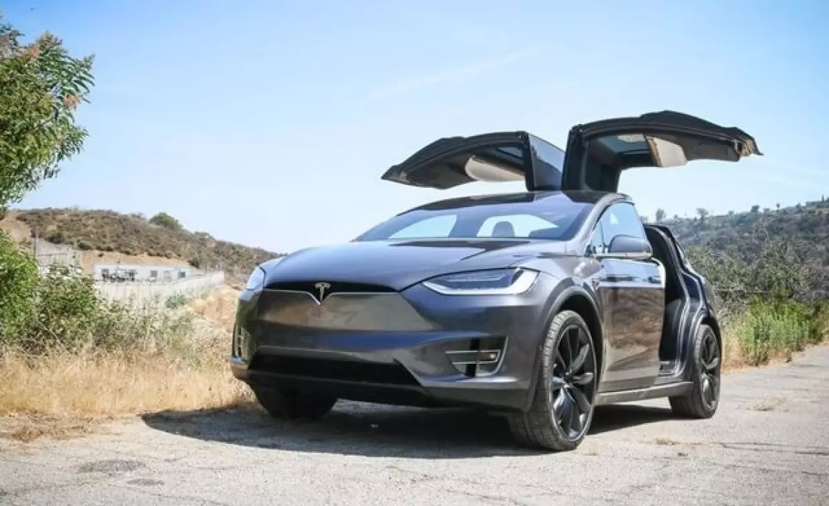 Giá xe Tesla Model X