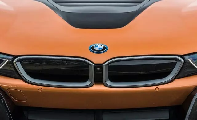 den-truoc-xe-bmw-i8-roadster