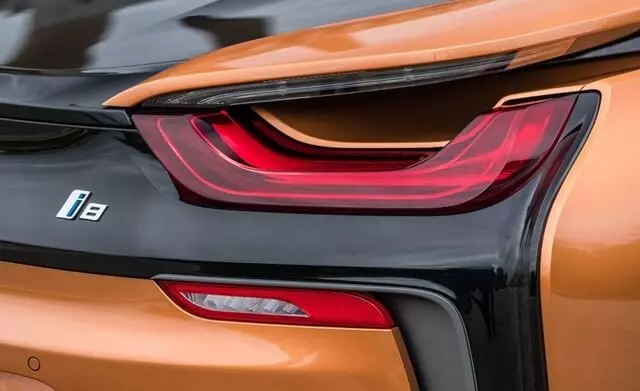 ngoai-that-xe-bmw-i8-roadster