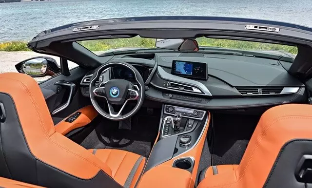 tien-nghi-xe-bmw-i8-roadster