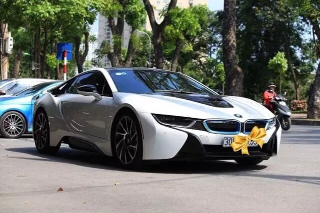 dau-xe-bmw-i8-tai-viet-nam