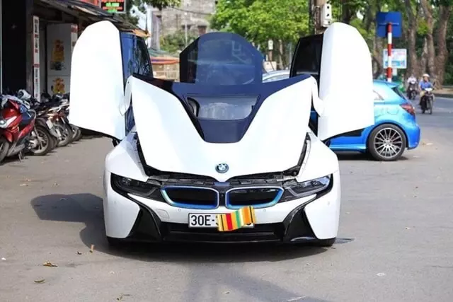 duoi-xe-bmw-i8-tai-viet-nam