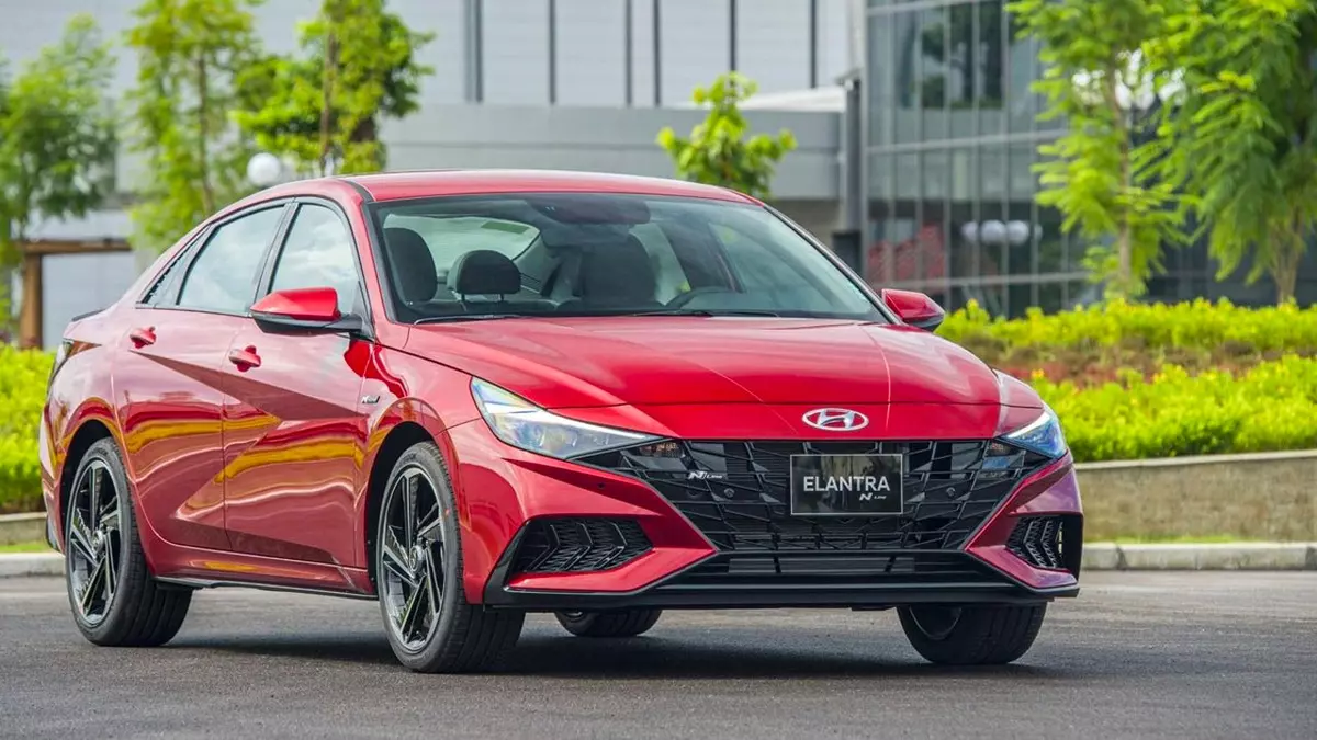 Đầu xe của Hyundai Elantra 2022 được thiết kế theo phong cách "Sensuous Sportiness"