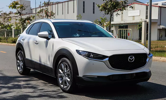 Góc trước CX-30 Luxury