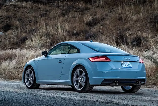 Audi-TT-Final-Edition-hong-va-duoi-xe