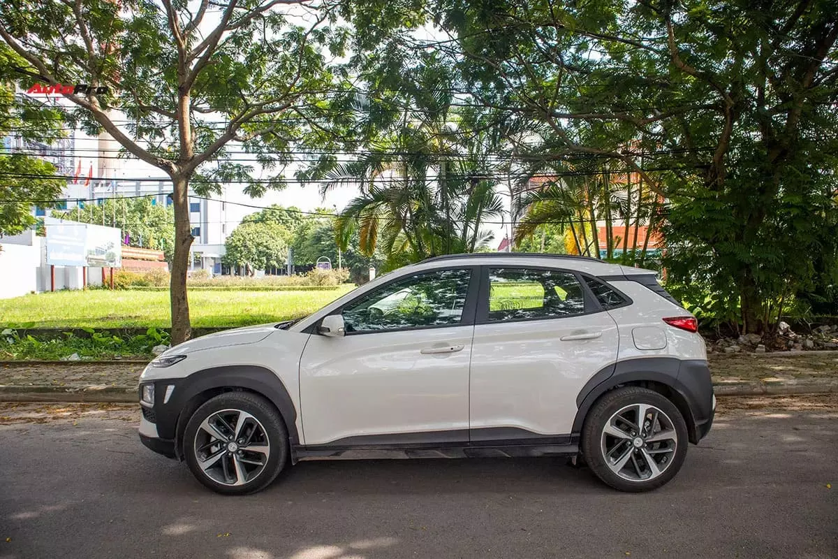 Thân xe của Hyundai Kona 2021 có các đường nét góc cạnh và sắc sảo