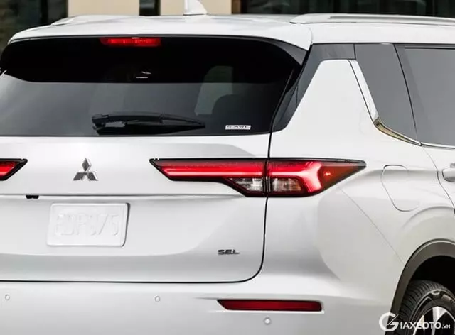 guong-chieu-hau-ngoai-xe-Mitsubishi-Outlander-2024