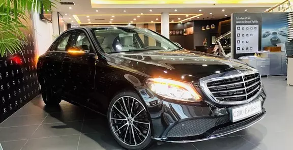 Tiền mặt 2 tỷ đồng chọn Mercedes C200 Exclusive hay là Mercedes E200 Exclusive?