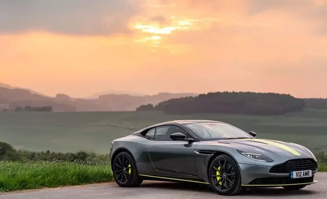 Nội thất khoang lái xe Aston Martin DB11 AMR