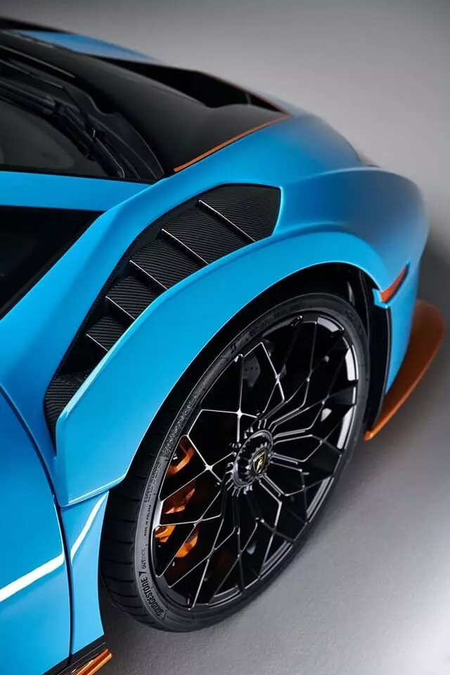 khoang-lai-xe-lamborghini-huracan-sto