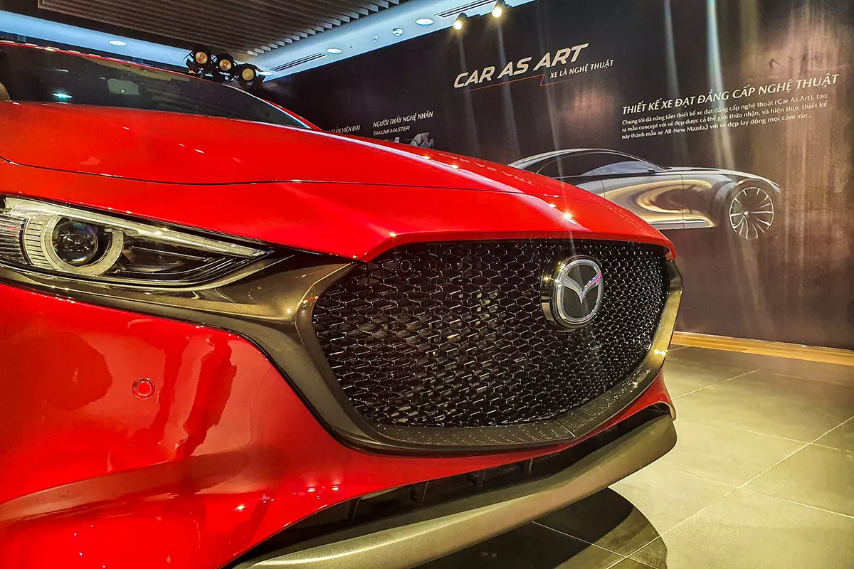 Đánh giá xe Mazda 3 Sport 2020 2.0L Premium: Lưới tản nhiệt trông ngầu hơn.