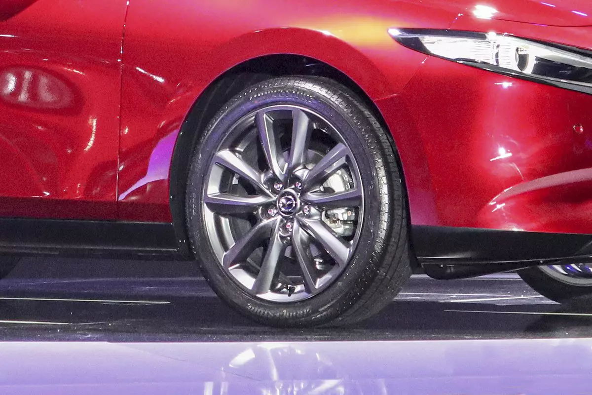 Đánh giá xe Mazda 3 Sport 2020 2.0L Premium: La-zăng 18 inch màu xám tiêu chuẩn.