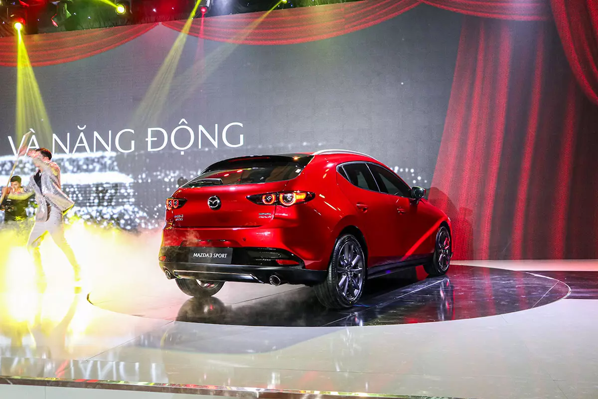 Đánh giá xe Mazda 3 Sport 2020 2.0L Premium: Thiết kế đuôi sau theo phong cách Fastback thể thao.