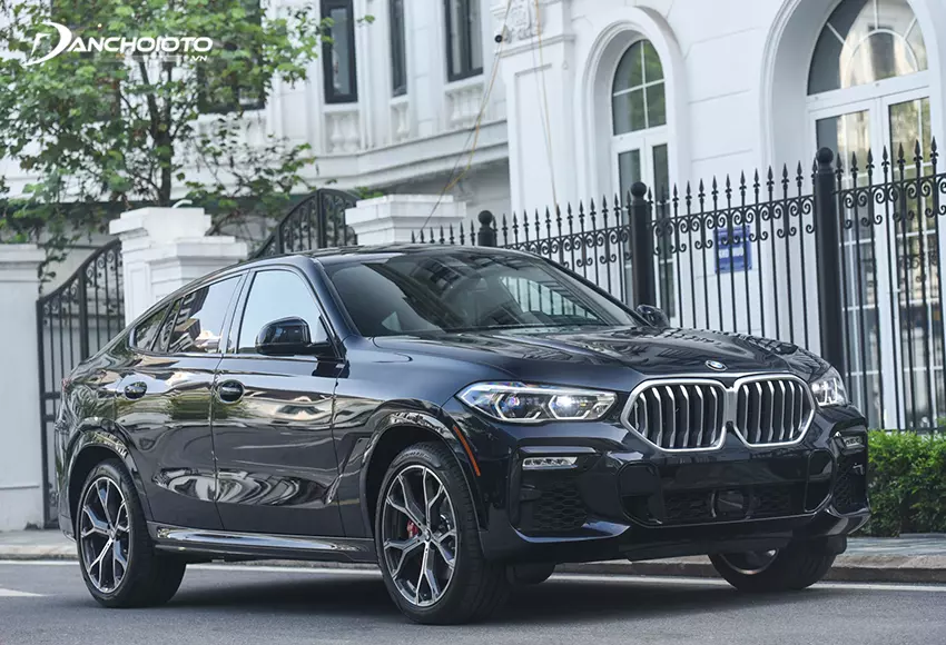 Khoang nội thất BMW X6 2024 hiện đại với các chi tiết ốp gỗ và bọc da