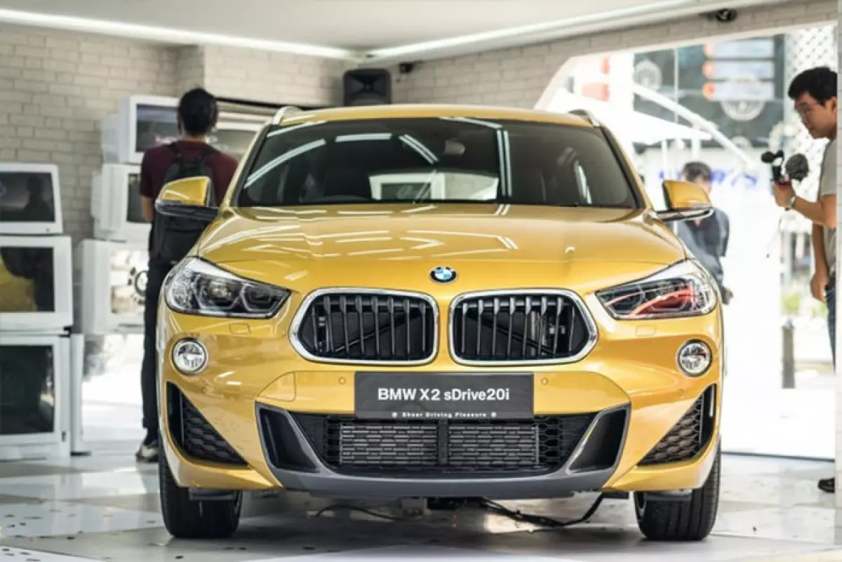 Mẫu xe BMW X2 màu vàng