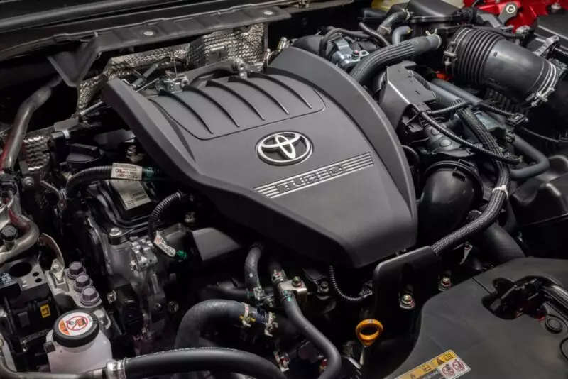 Toyota Crown 2023 có 2 tùy chọn động cơ.